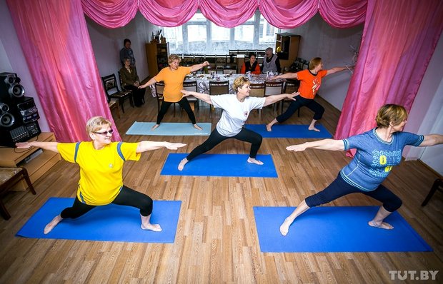 «Бабушки» в Зельве открыли фитнес-класс, занимаются йогой и помогают другим