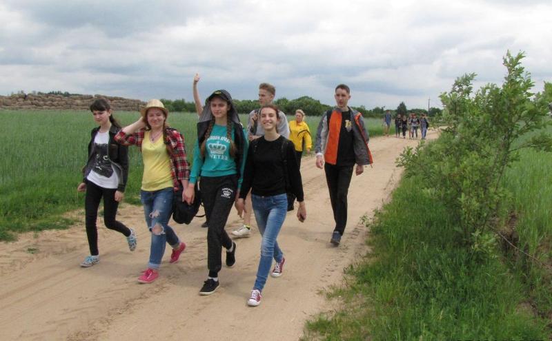 "Это круто!" Слонимские старшеклассники прошли по Тропе здоровья в Жировичах