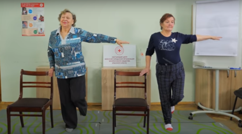 9 упражнений, которые помогут пожилым избежать падений и травм