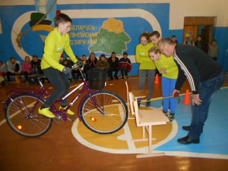 В Богушевске волонтеры-инструкторы бесплатно обучают детей безопасной езде на велосипеде